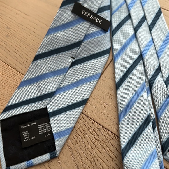 Versace tie - Picture 4 of 5